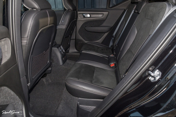 Volvo XC40 1.5 T4 Recharge R-Design | Exclusive bumper pakket | Adaptieve cruise | Panorama dak | Harman Kardon | Zwenkbare trekhaak |