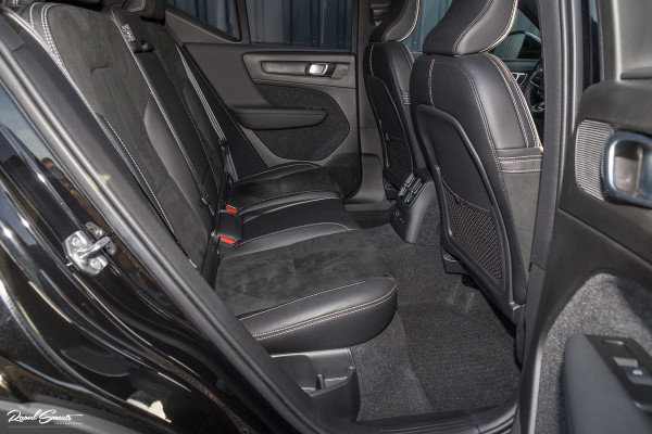 Volvo XC40 1.5 T4 Recharge R-Design | Exclusive bumper pakket | Adaptieve cruise | Panorama dak | Harman Kardon | Zwenkbare trekhaak |