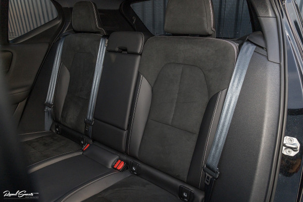 Volvo XC40 1.5 T4 Recharge R-Design | Exclusive bumper pakket | Adaptieve cruise | Panorama dak | Harman Kardon | Zwenkbare trekhaak |