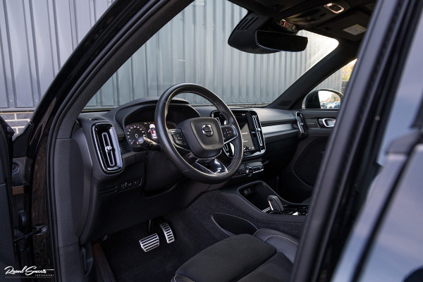 Volvo XC40 1.5 T4 Recharge R-Design | Exclusive bumper pakket | Adaptieve cruise | Panorama dak | Harman Kardon | Zwenkbare trekhaak |