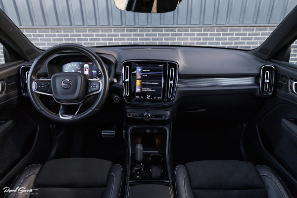 Volvo XC40 1.5 T4 Recharge R-Design | Exclusive bumper pakket | Adaptieve cruise | Panorama dak | Harman Kardon | Zwenkbare trekhaak |