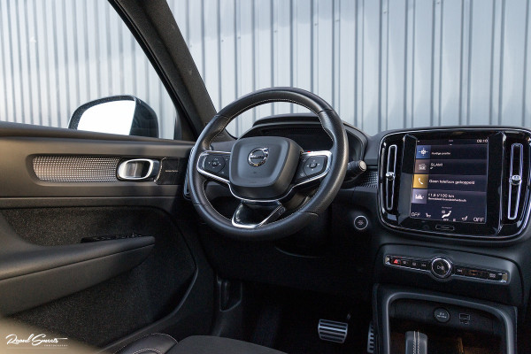 Volvo XC40 1.5 T4 Recharge R-Design | Exclusive bumper pakket | Adaptieve cruise | Panorama dak | Harman Kardon | Zwenkbare trekhaak |