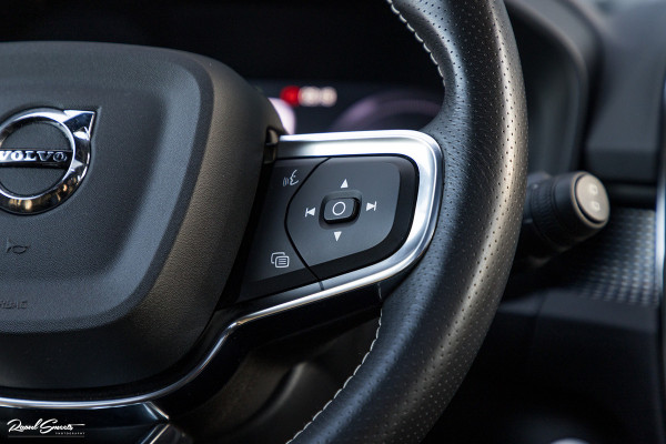 Volvo XC40 1.5 T4 Recharge R-Design | Exclusive bumper pakket | Adaptieve cruise | Panorama dak | Harman Kardon | Zwenkbare trekhaak |