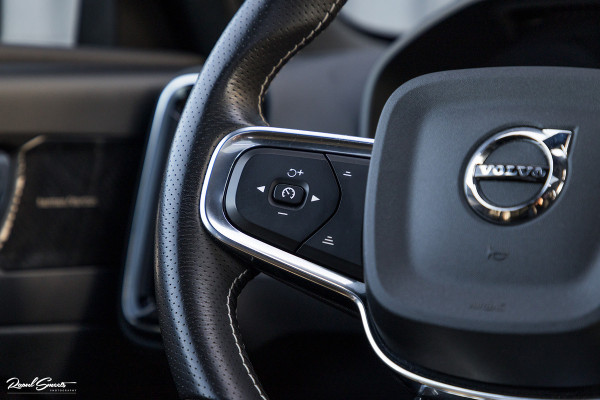 Volvo XC40 1.5 T4 Recharge R-Design | Exclusive bumper pakket | Adaptieve cruise | Panorama dak | Harman Kardon | Zwenkbare trekhaak |