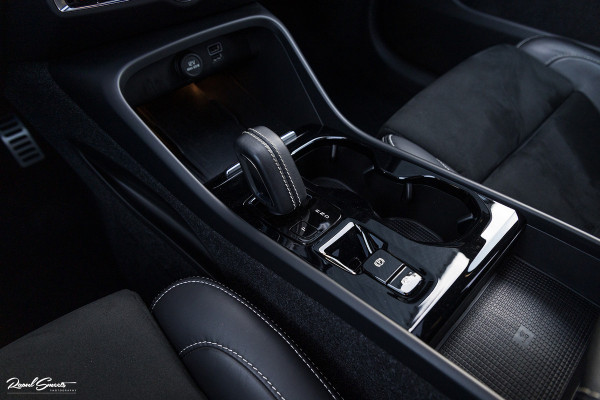 Volvo XC40 1.5 T4 Recharge R-Design | Exclusive bumper pakket | Adaptieve cruise | Panorama dak | Harman Kardon | Zwenkbare trekhaak |