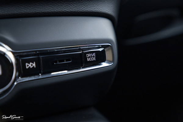 Volvo XC40 1.5 T4 Recharge R-Design | Exclusive bumper pakket | Adaptieve cruise | Panorama dak | Harman Kardon | Zwenkbare trekhaak |