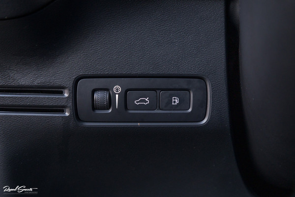 Volvo XC40 1.5 T4 Recharge R-Design | Exclusive bumper pakket | Adaptieve cruise | Panorama dak | Harman Kardon | Zwenkbare trekhaak |