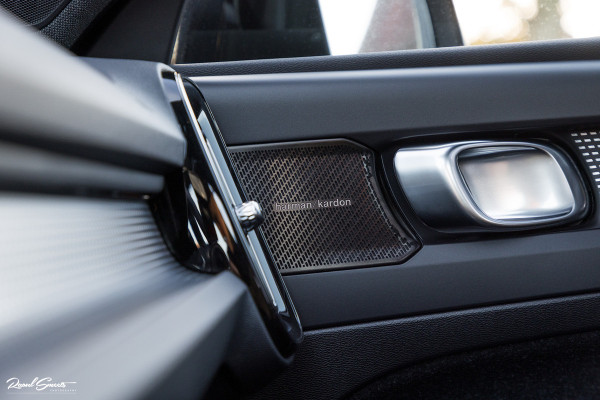 Volvo XC40 1.5 T4 Recharge R-Design | Exclusive bumper pakket | Adaptieve cruise | Panorama dak | Harman Kardon | Zwenkbare trekhaak |