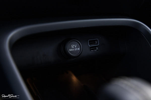 Volvo XC40 1.5 T4 Recharge R-Design | Exclusive bumper pakket | Adaptieve cruise | Panorama dak | Harman Kardon | Zwenkbare trekhaak |