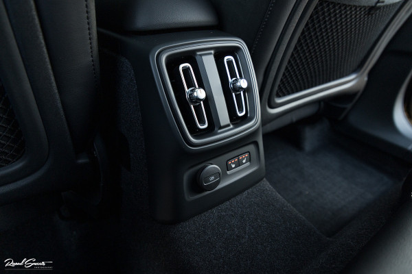 Volvo XC40 1.5 T4 Recharge R-Design | Exclusive bumper pakket | Adaptieve cruise | Panorama dak | Harman Kardon | Zwenkbare trekhaak |