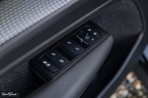 Volvo XC40 1.5 T4 Recharge R-Design | Exclusive bumper pakket | Adaptieve cruise | Panorama dak | Harman Kardon | Zwenkbare trekhaak |