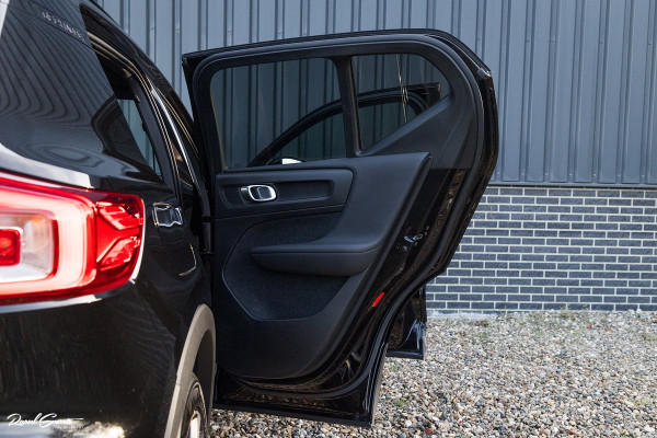 Volvo XC40 1.5 T4 Recharge R-Design | Exclusive bumper pakket | Adaptieve cruise | Panorama dak | Harman Kardon | Zwenkbare trekhaak |