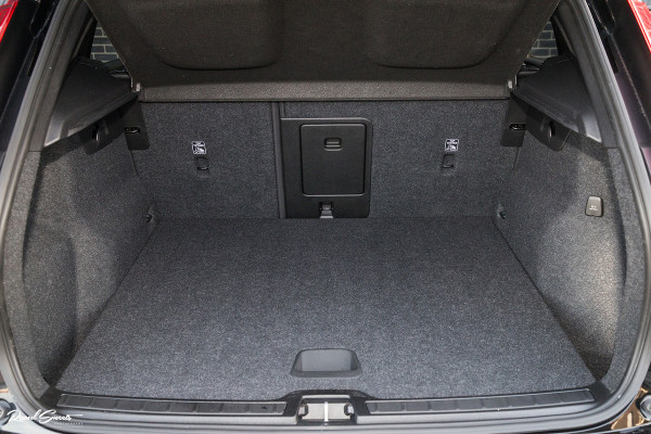 Volvo XC40 1.5 T4 Recharge R-Design | Exclusive bumper pakket | Adaptieve cruise | Panorama dak | Harman Kardon | Zwenkbare trekhaak |