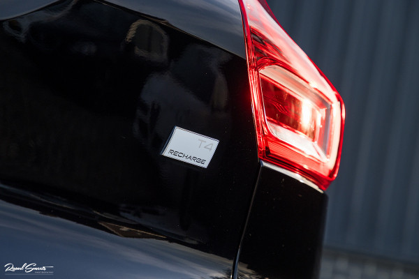 Volvo XC40 1.5 T4 Recharge R-Design | Exclusive bumper pakket | Adaptieve cruise | Panorama dak | Harman Kardon | Zwenkbare trekhaak |