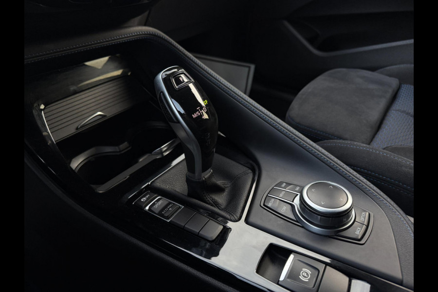 BMW X2 SDrive18i M-Pakket High Exec Full M Sportief Design LED 19” M-Velgen M-Alcantara Navi Camera PDC V+A