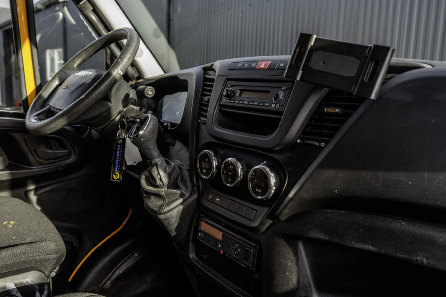 Iveco 70C17 Bakwagen met Laadklep | Luchtvering | Climate | Cruise | Tachograaf | 3.5T Trekgewicht | Sperdifferentieel | Euro 6