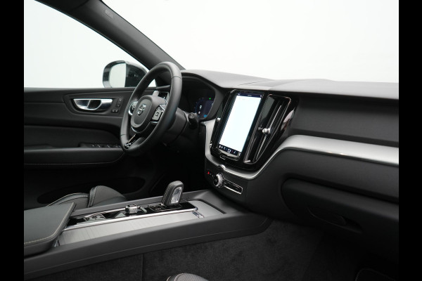 Volvo XC60 Recharge T6 AWD R-Design Plug In Hybrid 341pk Dealer O.H. PHEV | Panodak | Adaptive Cruise | 360 Camera | Google Assistent | Lederen Sportstoelen Memory & Verwarmd | Apple Carplay | Keyless | Virtual | Navigatie | DAB |