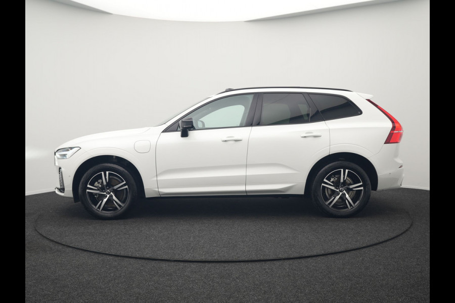 Volvo XC60 Recharge T6 AWD R-Design Plug In Hybrid 341pk Dealer O.H. PHEV | Panodak | Adaptive Cruise | 360 Camera | Google Assistent | Lederen Sportstoelen Memory & Verwarmd | Apple Carplay | Keyless | Virtual | Navigatie | DAB |