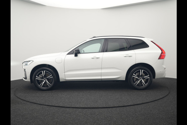 Volvo XC60 Recharge T6 AWD R-Design Plug In Hybrid 341pk Dealer O.H. PHEV | Panodak | Adaptive Cruise | 360 Camera | Google Assistent | Lederen Sportstoelen Memory & Verwarmd | Apple Carplay | Keyless | Virtual | Navigatie | DAB |