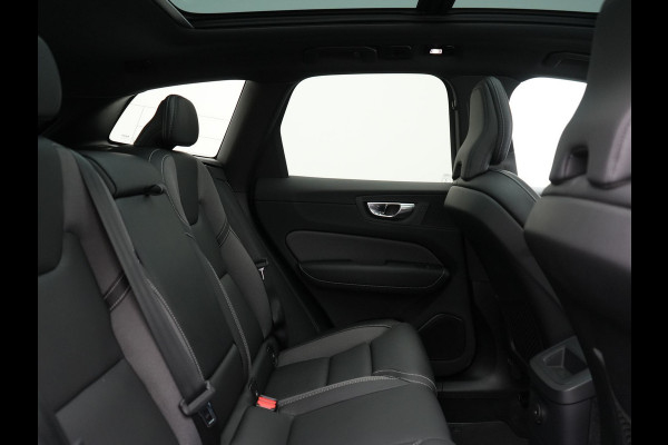 Volvo XC60 Recharge T6 AWD R-Design Plug In Hybrid 341pk Dealer O.H. PHEV | Panodak | Adaptive Cruise | 360 Camera | Google Assistent | Lederen Sportstoelen Memory & Verwarmd | Apple Carplay | Keyless | Virtual | Navigatie | DAB |