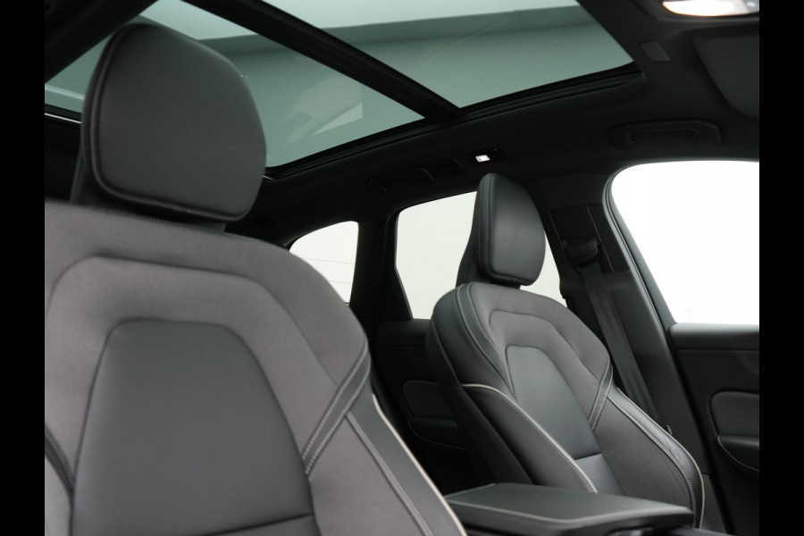 Volvo XC60 Recharge T6 AWD R-Design Plug In Hybrid 341pk Dealer O.H. PHEV | Panodak | Adaptive Cruise | 360 Camera | Google Assistent | Lederen Sportstoelen Memory & Verwarmd | Apple Carplay | Keyless | Virtual | Navigatie | DAB |