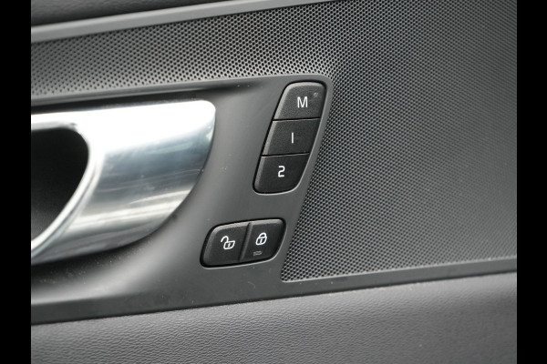 Volvo XC60 Recharge T6 AWD R-Design Plug In Hybrid 341pk Dealer O.H. PHEV | Panodak | Adaptive Cruise | 360 Camera | Google Assistent | Lederen Sportstoelen Memory & Verwarmd | Apple Carplay | Keyless | Virtual | Navigatie | DAB |