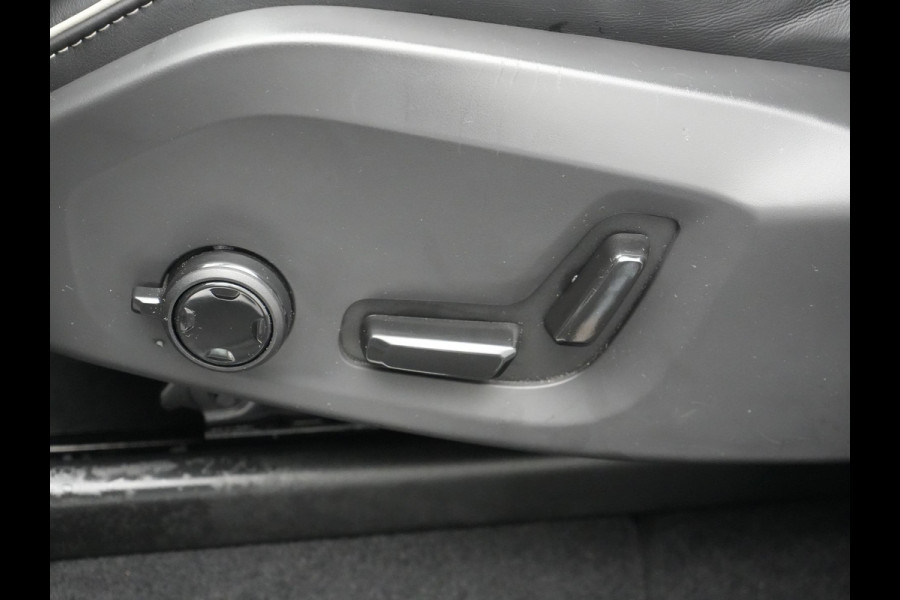 Volvo XC60 Recharge T6 AWD R-Design Plug In Hybrid 341pk Dealer O.H. PHEV | Panodak | Adaptive Cruise | 360 Camera | Google Assistent | Lederen Sportstoelen Memory & Verwarmd | Apple Carplay | Keyless | Virtual | Navigatie | DAB |
