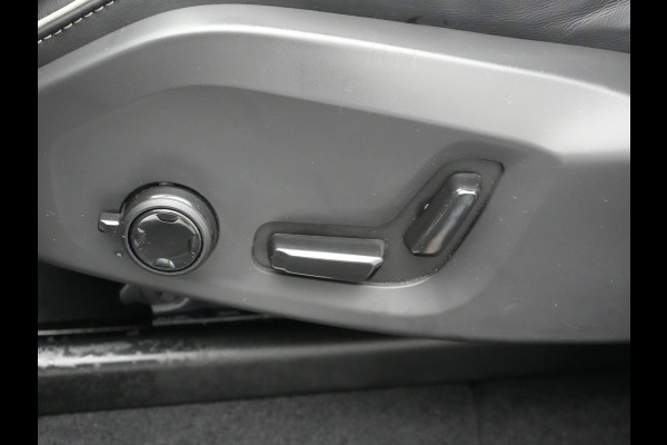 Volvo XC60 Recharge T6 AWD R-Design Plug In Hybrid 341pk Dealer O.H. PHEV | Panodak | Adaptive Cruise | 360 Camera | Google Assistent | Lederen Sportstoelen Memory & Verwarmd | Apple Carplay | Keyless | Virtual | Navigatie | DAB |