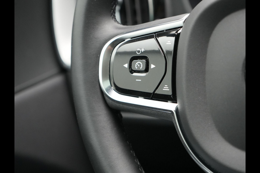 Volvo XC60 Recharge T6 AWD R-Design Plug In Hybrid 341pk Dealer O.H. PHEV | Panodak | Adaptive Cruise | 360 Camera | Google Assistent | Lederen Sportstoelen Memory & Verwarmd | Apple Carplay | Keyless | Virtual | Navigatie | DAB |