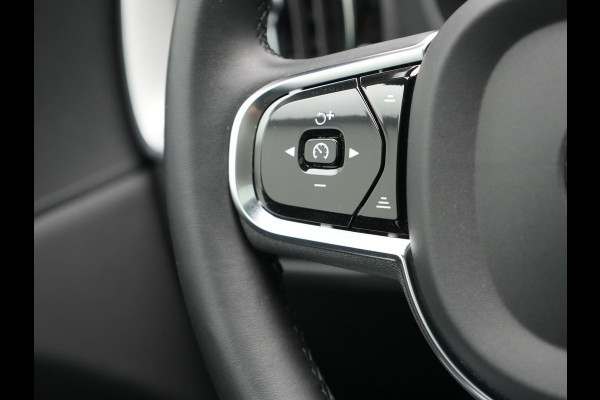 Volvo XC60 Recharge T6 AWD R-Design Plug In Hybrid 341pk Dealer O.H. PHEV | Panodak | Adaptive Cruise | 360 Camera | Google Assistent | Lederen Sportstoelen Memory & Verwarmd | Apple Carplay | Keyless | Virtual | Navigatie | DAB |