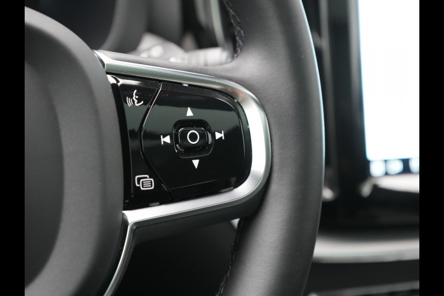 Volvo XC60 Recharge T6 AWD R-Design Plug In Hybrid 341pk Dealer O.H. PHEV | Panodak | Adaptive Cruise | 360 Camera | Google Assistent | Lederen Sportstoelen Memory & Verwarmd | Apple Carplay | Keyless | Virtual | Navigatie | DAB |