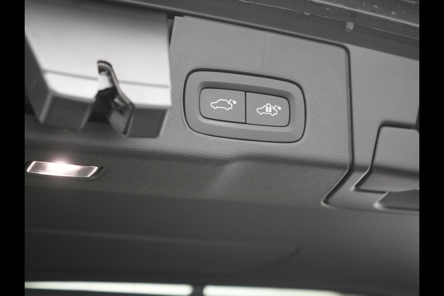 Volvo XC60 Recharge T6 AWD R-Design Plug In Hybrid 341pk Dealer O.H. PHEV | Panodak | Adaptive Cruise | 360 Camera | Google Assistent | Lederen Sportstoelen Memory & Verwarmd | Apple Carplay | Keyless | Virtual | Navigatie | DAB |