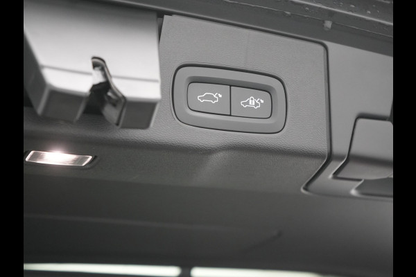 Volvo XC60 Recharge T6 AWD R-Design Plug In Hybrid 341pk Dealer O.H. PHEV | Panodak | Adaptive Cruise | 360 Camera | Google Assistent | Lederen Sportstoelen Memory & Verwarmd | Apple Carplay | Keyless | Virtual | Navigatie | DAB |