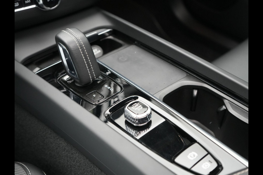 Volvo XC60 Recharge T6 AWD R-Design Plug In Hybrid 341pk Dealer O.H. PHEV | Panodak | Adaptive Cruise | 360 Camera | Google Assistent | Lederen Sportstoelen Memory & Verwarmd | Apple Carplay | Keyless | Virtual | Navigatie | DAB |
