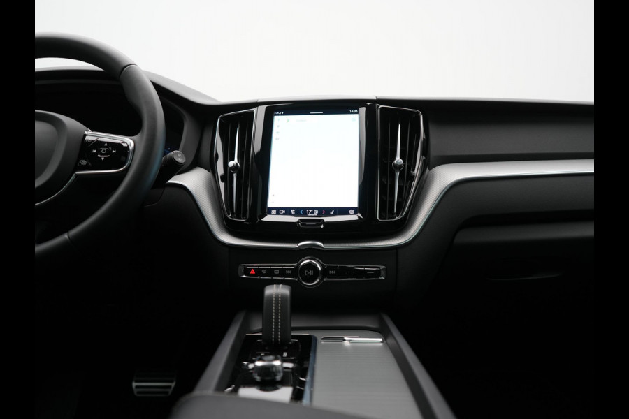 Volvo XC60 Recharge T6 AWD R-Design Plug In Hybrid 341pk Dealer O.H. PHEV | Panodak | Adaptive Cruise | 360 Camera | Google Assistent | Lederen Sportstoelen Memory & Verwarmd | Apple Carplay | Keyless | Virtual | Navigatie | DAB |