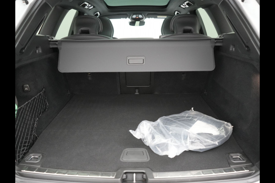 Volvo XC60 Recharge T6 AWD R-Design Plug In Hybrid 341pk Dealer O.H. PHEV | Panodak | Adaptive Cruise | 360 Camera | Google Assistent | Lederen Sportstoelen Memory & Verwarmd | Apple Carplay | Keyless | Virtual | Navigatie | DAB |