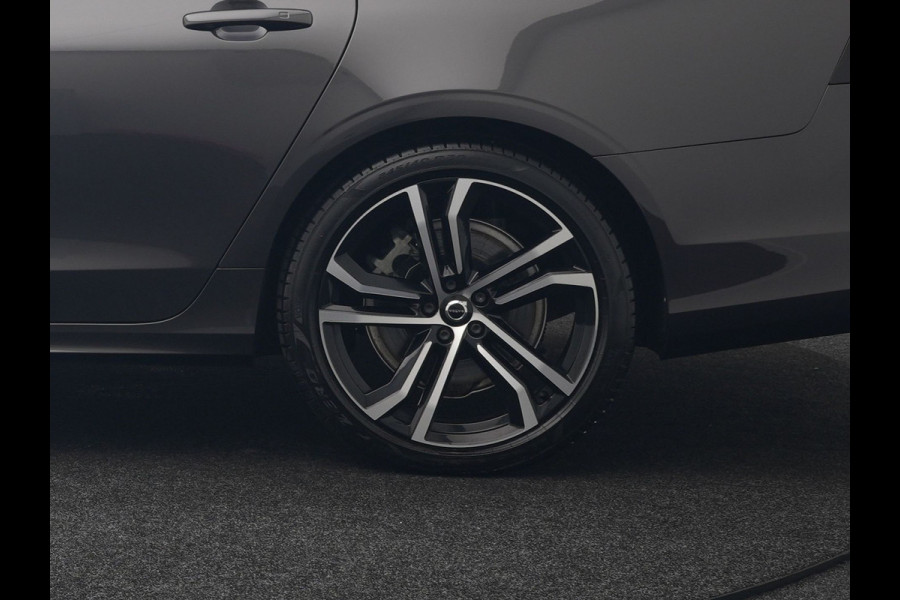 Volvo V90 T8 AWD Ultimate Dark Plug In Hybrid 455pk Dealer O.H. PHEV | Panodak | Adaptive Cruise | Head Up | 360 Camera | Lederen Sportstoelen Ventilatie & Memory | Harman & Kardon | Google Assistent | Apple Carplay | Stoelen & Stuur Verwarmd | Blis |