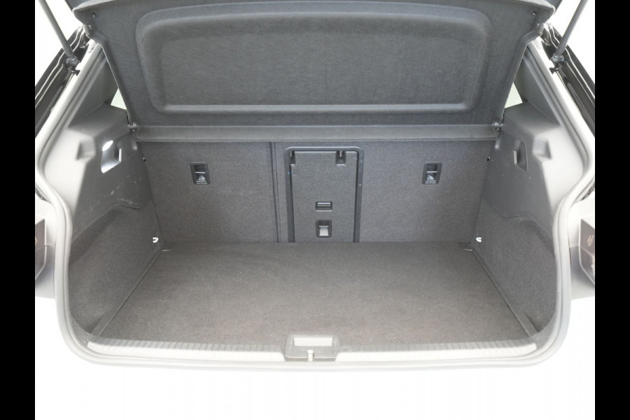 Volkswagen ID.3 First Max 58 kWh 204pk Trekhaak Navigatie Camera Stoelverwarming Side ass. ARGON