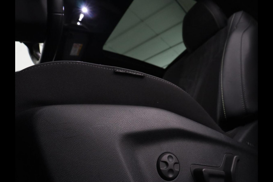 Peugeot 308 1.6 PHEV 225 GT | Panoramadak | Stoelverwarming | 360 Camera | Focal Sound | Adaptive cruise | Matrix LED | Keyless | Carplay | Navigatie | Leder/Alcantara | Dodehoek detectie | Plug In