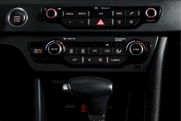 Kia Niro 1.6 GDi Hybrid 105 PK ExecutiveLine - Automaat | Adapt. Cruise | Stuur-+stoelverw. + Ventilatie | Elek. Stoel | PDC | Camera | NAV + App. Connect | ECC | Afn. Trekhaak | LM 18" |