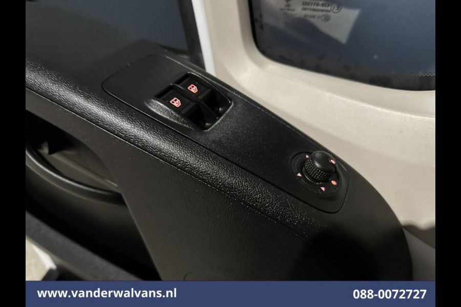 Peugeot Boxer 2.2 BlueHDi 141pk Bakwagen Laadklep Euro6 Airco | Cruisecontrol | 985kg laadvermogen Bijrijdersbank