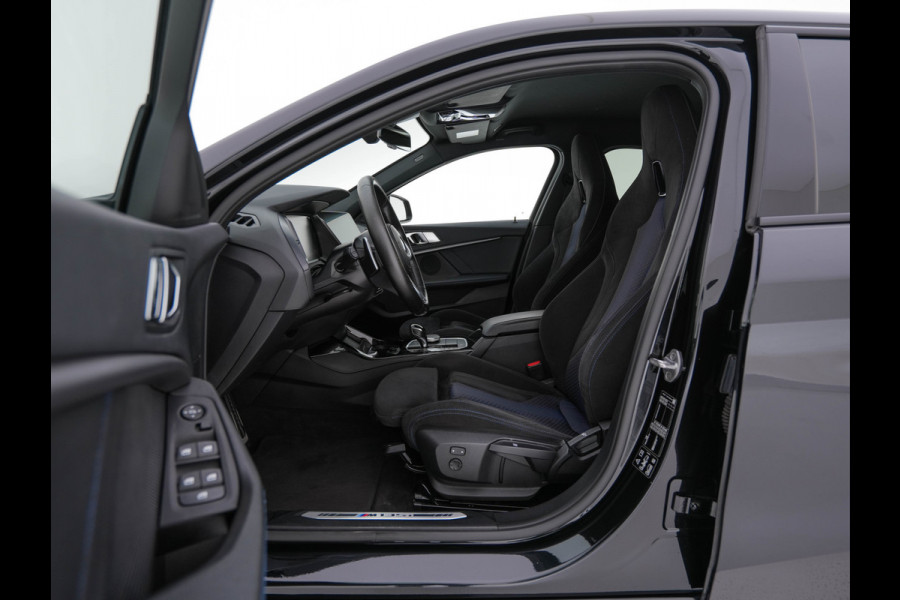 BMW 1-serie M135i xDrive M-Sportpack High Executive Aut. *ALCANTARA-MICROFIBRE | FULL-LED | HEATED-SPORTSEATS | SHIFT-PADDLES | DIGI-COCKPIT | HEAD-UP | NAVI-FULLMAP | DAB+ | PRIVACY-GLASS | AMBIENT-LIGHT | CARBON-INLAY | CARPLAY | 19''ALU*