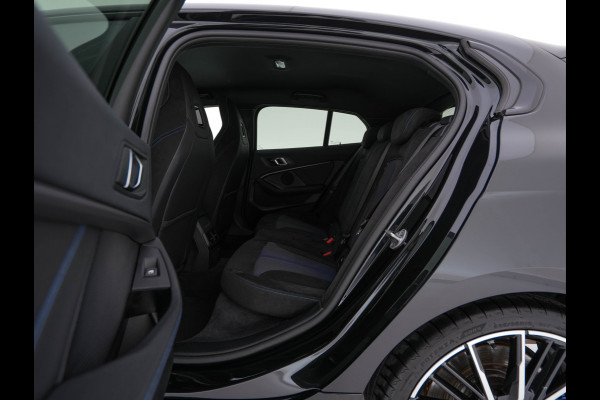 BMW 1-serie M135i xDrive M-Sportpack High Executive Aut. *ALCANTARA-MICROFIBRE | FULL-LED | HEATED-SPORTSEATS | SHIFT-PADDLES | DIGI-COCKPIT | HEAD-UP | NAVI-FULLMAP | DAB+ | PRIVACY-GLASS | AMBIENT-LIGHT | CARBON-INLAY | CARPLAY | 19''ALU*