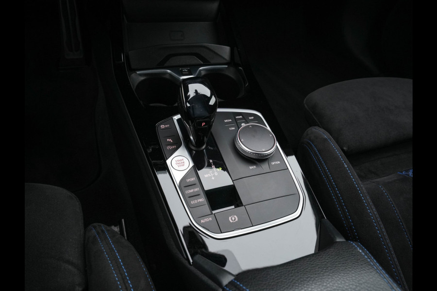 BMW 1-serie M135i xDrive M-Sportpack High Executive Aut. *ALCANTARA-MICROFIBRE | FULL-LED | HEATED-SPORTSEATS | SHIFT-PADDLES | DIGI-COCKPIT | HEAD-UP | NAVI-FULLMAP | DAB+ | PRIVACY-GLASS | AMBIENT-LIGHT | CARBON-INLAY | CARPLAY | 19''ALU*