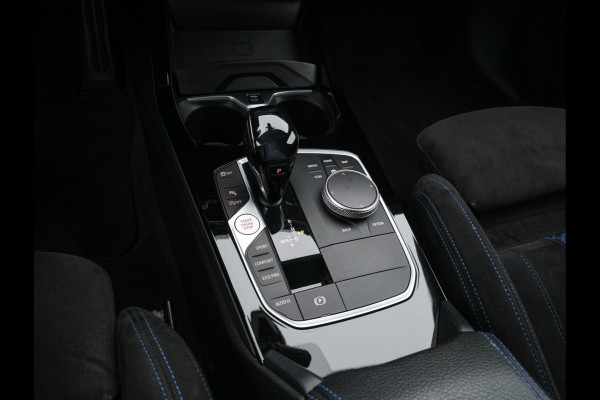 BMW 1-serie M135i xDrive M-Sportpack High Executive Aut. *ALCANTARA-MICROFIBRE | FULL-LED | HEATED-SPORTSEATS | SHIFT-PADDLES | DIGI-COCKPIT | HEAD-UP | NAVI-FULLMAP | DAB+ | PRIVACY-GLASS | AMBIENT-LIGHT | CARBON-INLAY | CARPLAY | 19''ALU*