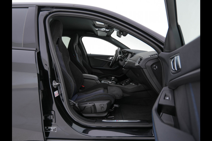 BMW 1-serie M135i xDrive M-Sportpack High Executive Aut. *ALCANTARA-MICROFIBRE | FULL-LED | HEATED-SPORTSEATS | SHIFT-PADDLES | DIGI-COCKPIT | HEAD-UP | NAVI-FULLMAP | DAB+ | PRIVACY-GLASS | AMBIENT-LIGHT | CARBON-INLAY | CARPLAY | 19''ALU*