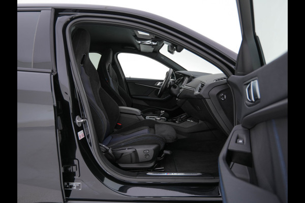 BMW 1-serie M135i xDrive M-Sportpack High Executive Aut. *ALCANTARA-MICROFIBRE | FULL-LED | HEATED-SPORTSEATS | SHIFT-PADDLES | DIGI-COCKPIT | HEAD-UP | NAVI-FULLMAP | DAB+ | PRIVACY-GLASS | AMBIENT-LIGHT | CARBON-INLAY | CARPLAY | 19''ALU*