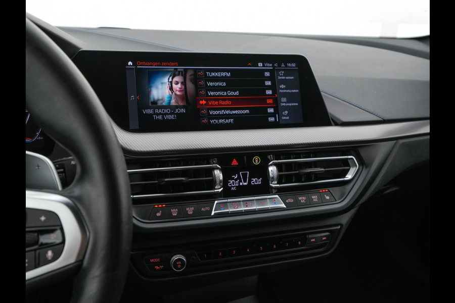 BMW 1-serie M135i xDrive M-Sportpack High Executive Aut. *ALCANTARA-MICROFIBRE | FULL-LED | HEATED-SPORTSEATS | SHIFT-PADDLES | DIGI-COCKPIT | HEAD-UP | NAVI-FULLMAP | DAB+ | PRIVACY-GLASS | AMBIENT-LIGHT | CARBON-INLAY | CARPLAY | 19''ALU*