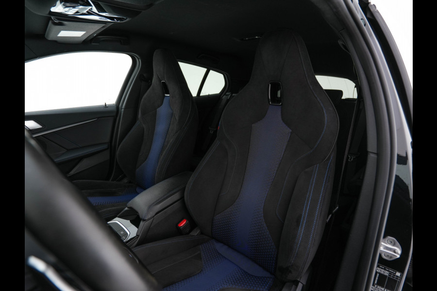 BMW 1-serie M135i xDrive M-Sportpack High Executive Aut. *ALCANTARA-MICROFIBRE | FULL-LED | HEATED-SPORTSEATS | SHIFT-PADDLES | DIGI-COCKPIT | HEAD-UP | NAVI-FULLMAP | DAB+ | PRIVACY-GLASS | AMBIENT-LIGHT | CARBON-INLAY | CARPLAY | 19''ALU*
