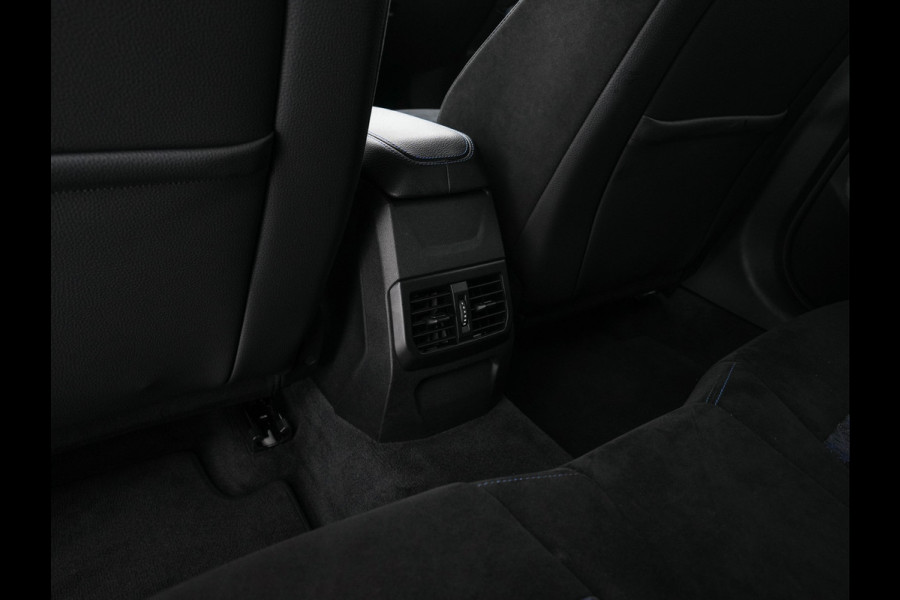 BMW 1-serie M135i xDrive M-Sportpack High Executive Aut. *ALCANTARA-MICROFIBRE | FULL-LED | HEATED-SPORTSEATS | SHIFT-PADDLES | DIGI-COCKPIT | HEAD-UP | NAVI-FULLMAP | DAB+ | PRIVACY-GLASS | AMBIENT-LIGHT | CARBON-INLAY | CARPLAY | 19''ALU*